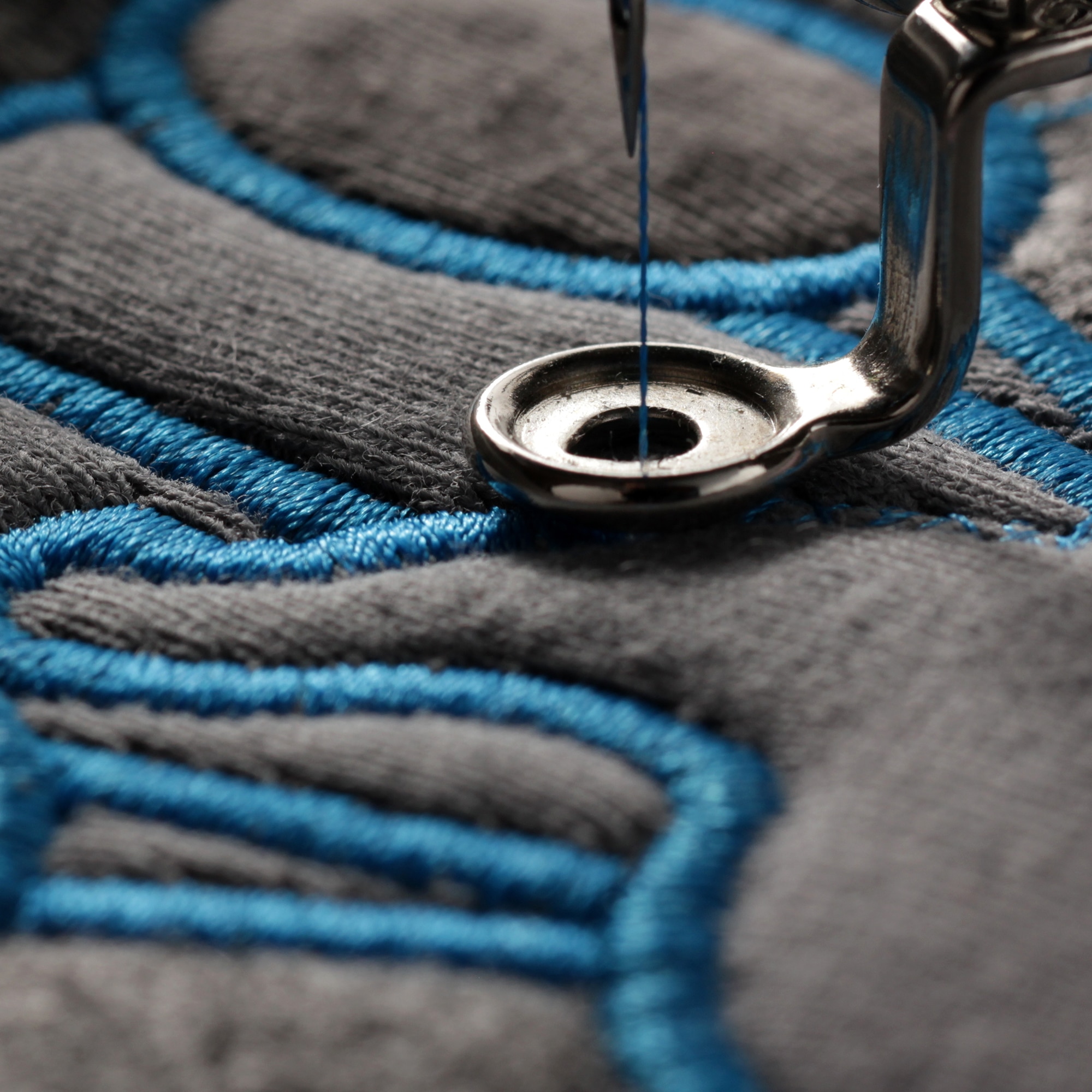 Maschinelle Bestickung eines Textilstücks