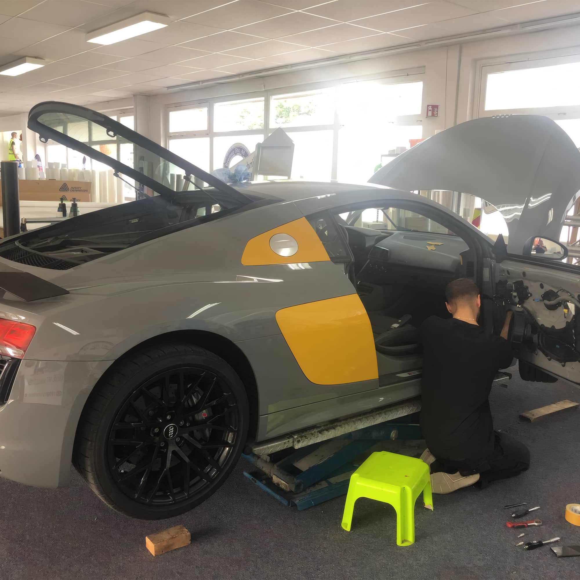 Auto bei Fahrzeugfolierung Grau