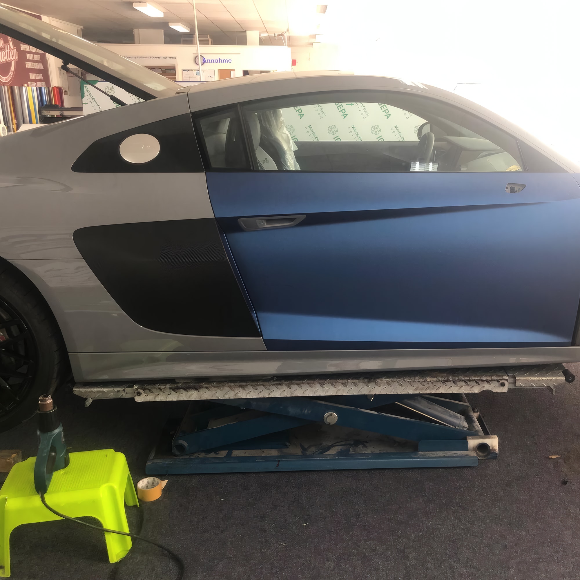 Auto bei Fahrzeugfolierung Blau