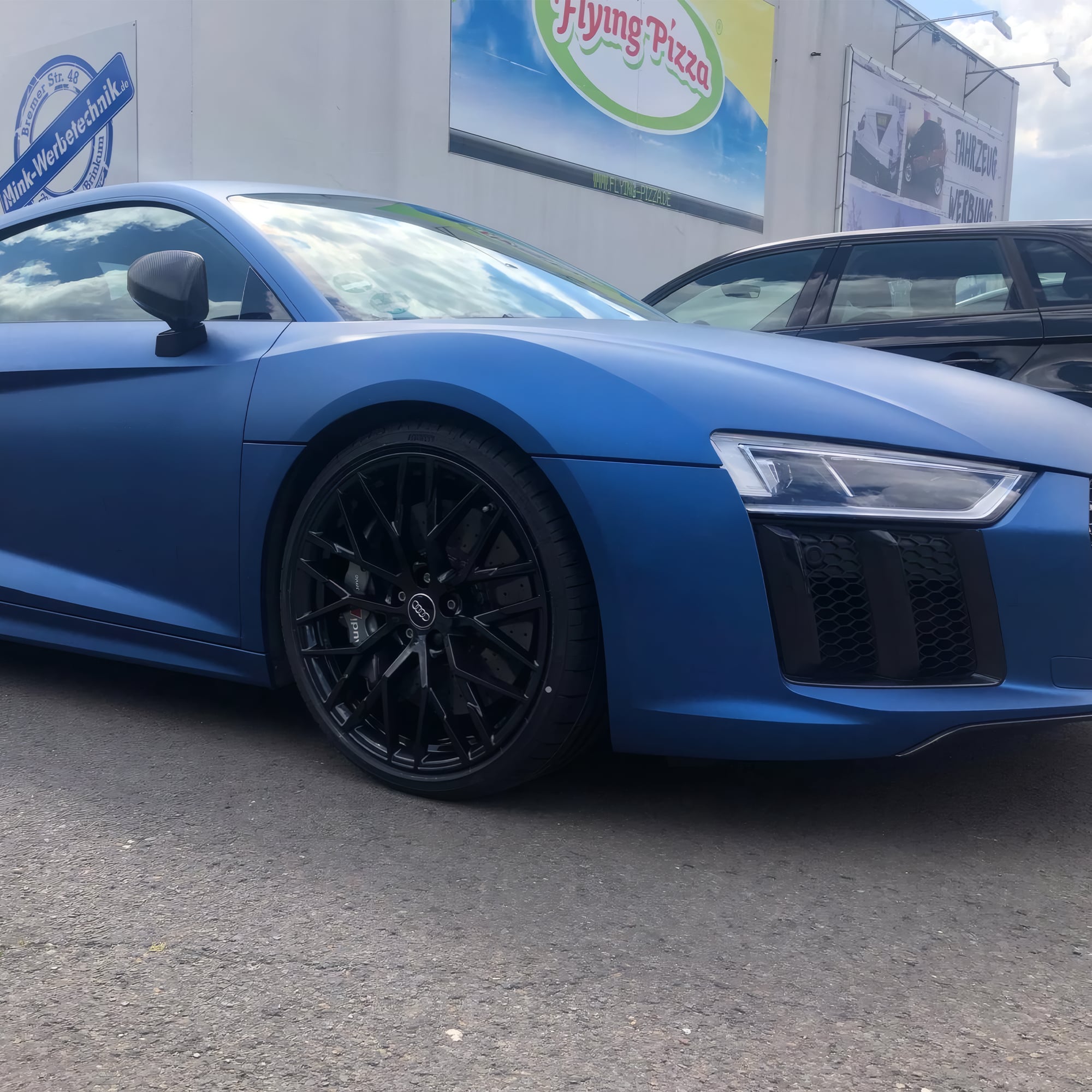 Auto bei Fahrzeugfolierung Blau