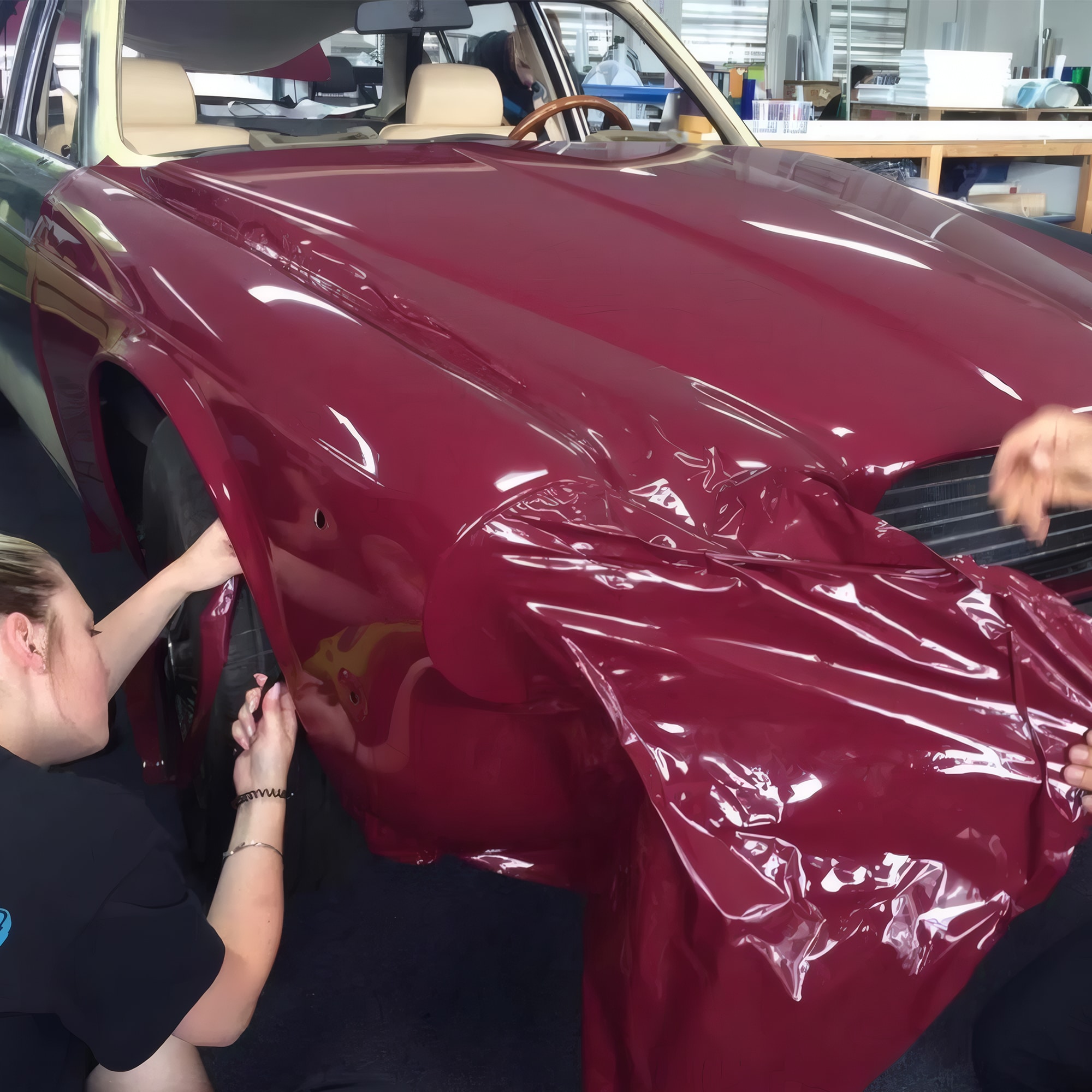 Auto bei Fahrzeugfolierung Rot