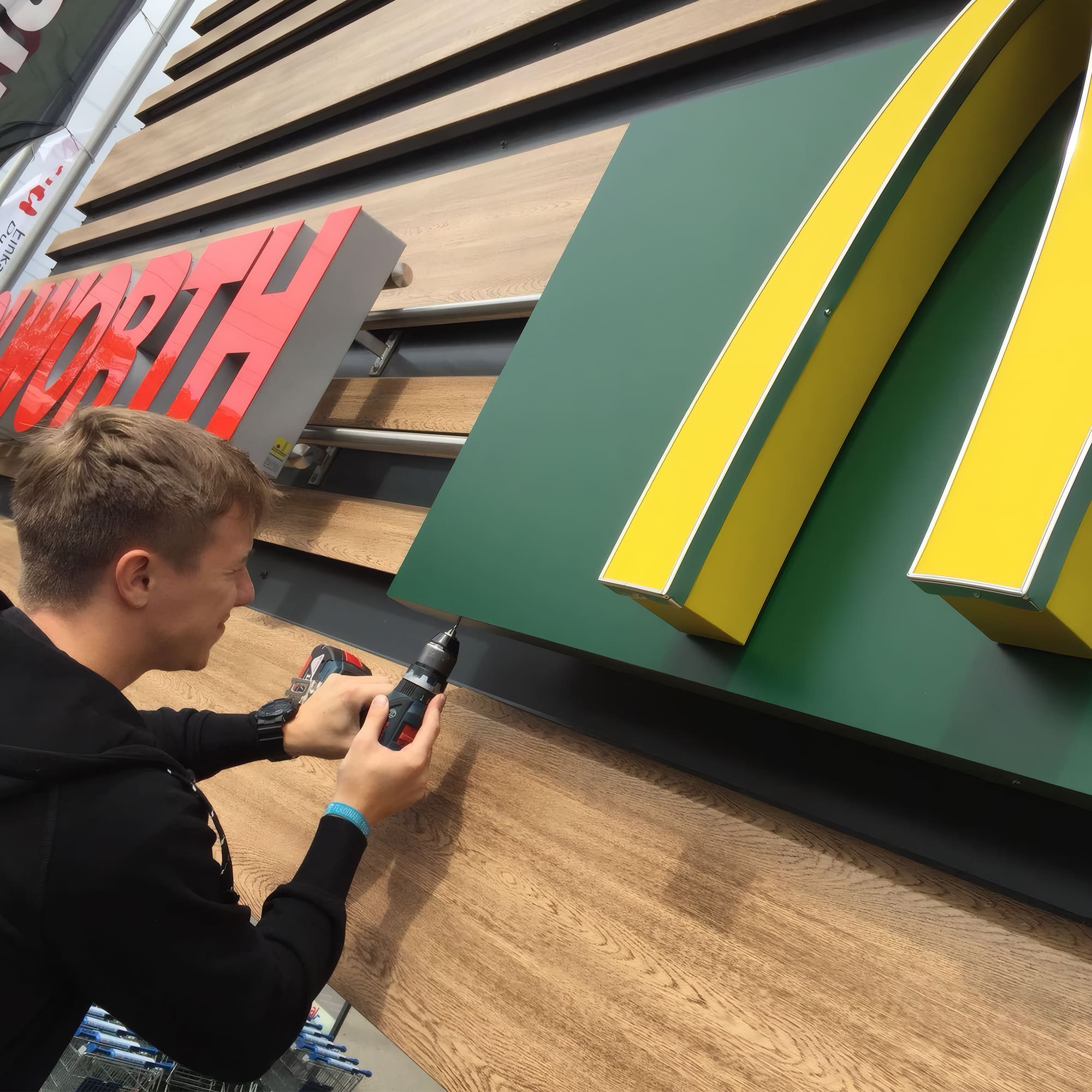 Anbringung Werbeschild