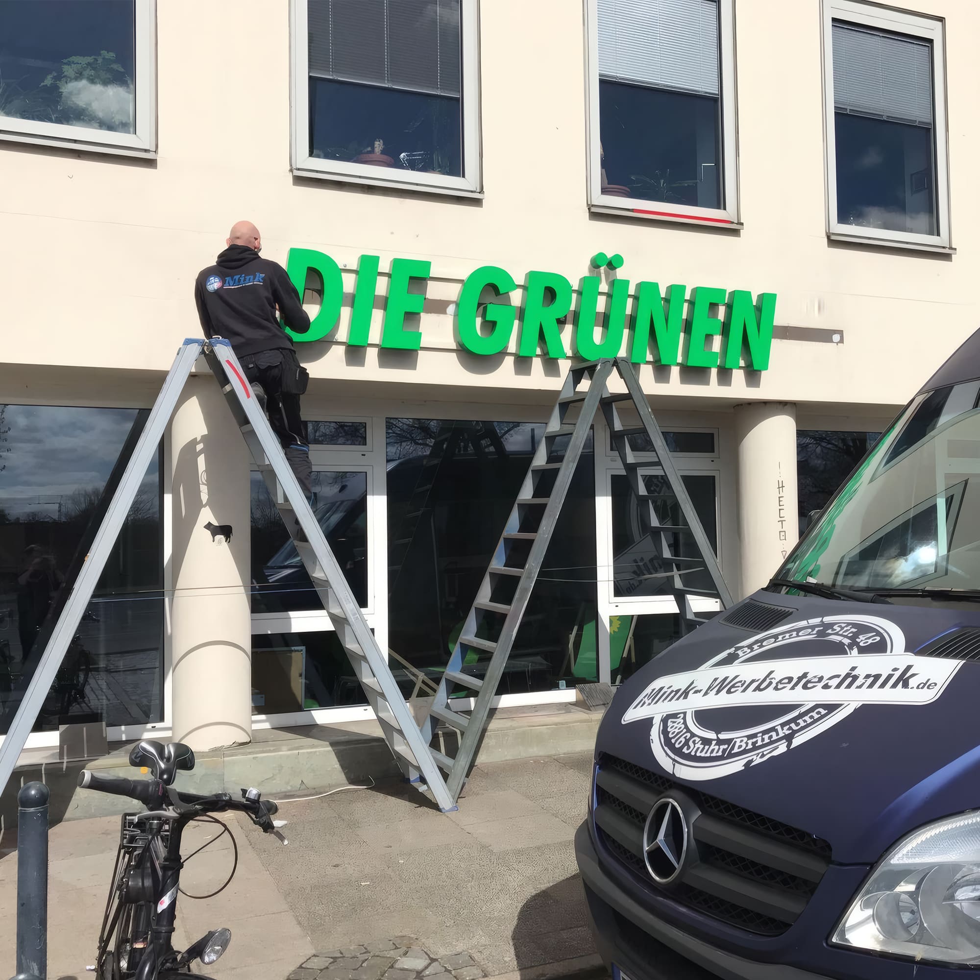 Anbringung Werbeschild die Grünen