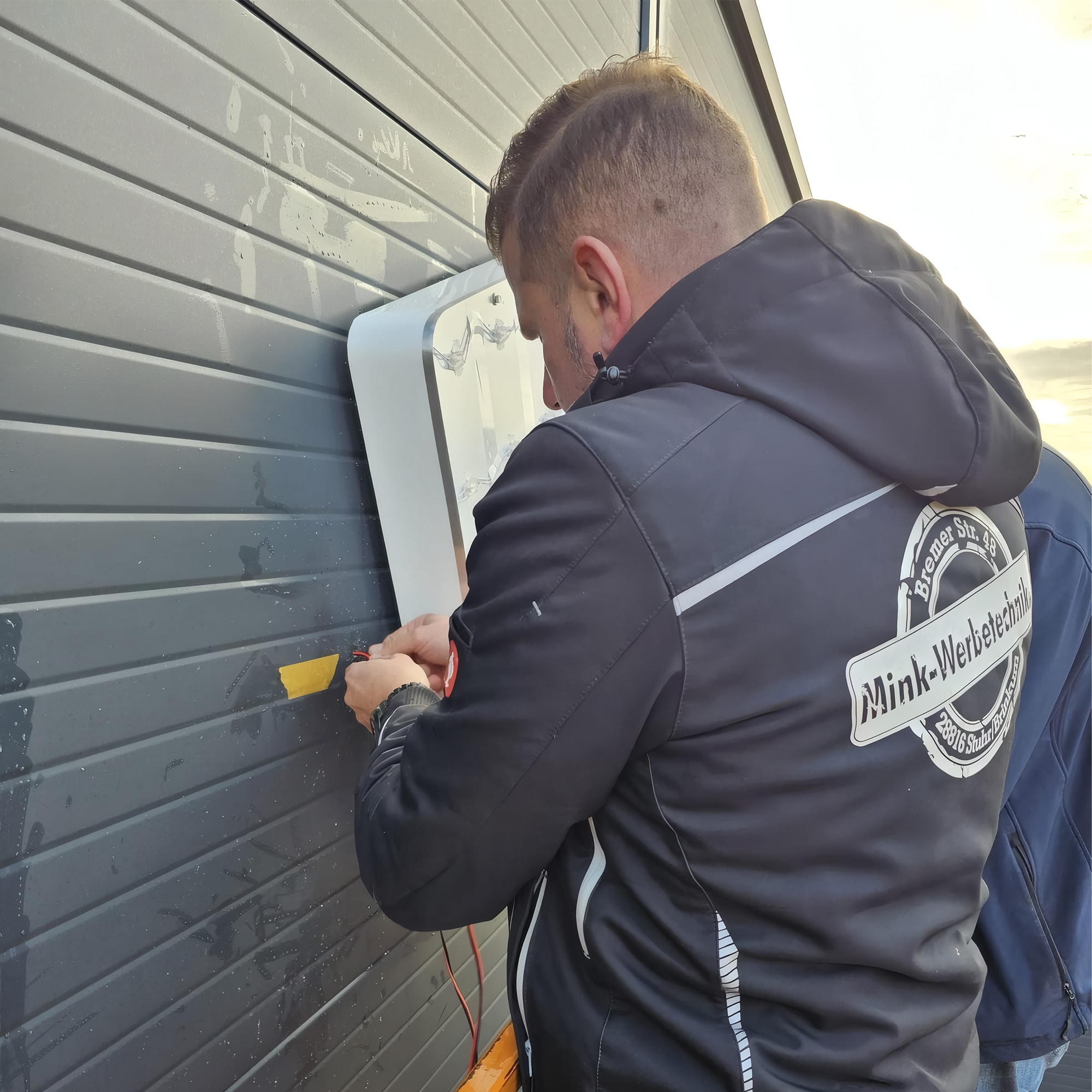 Werbeschildanbringung