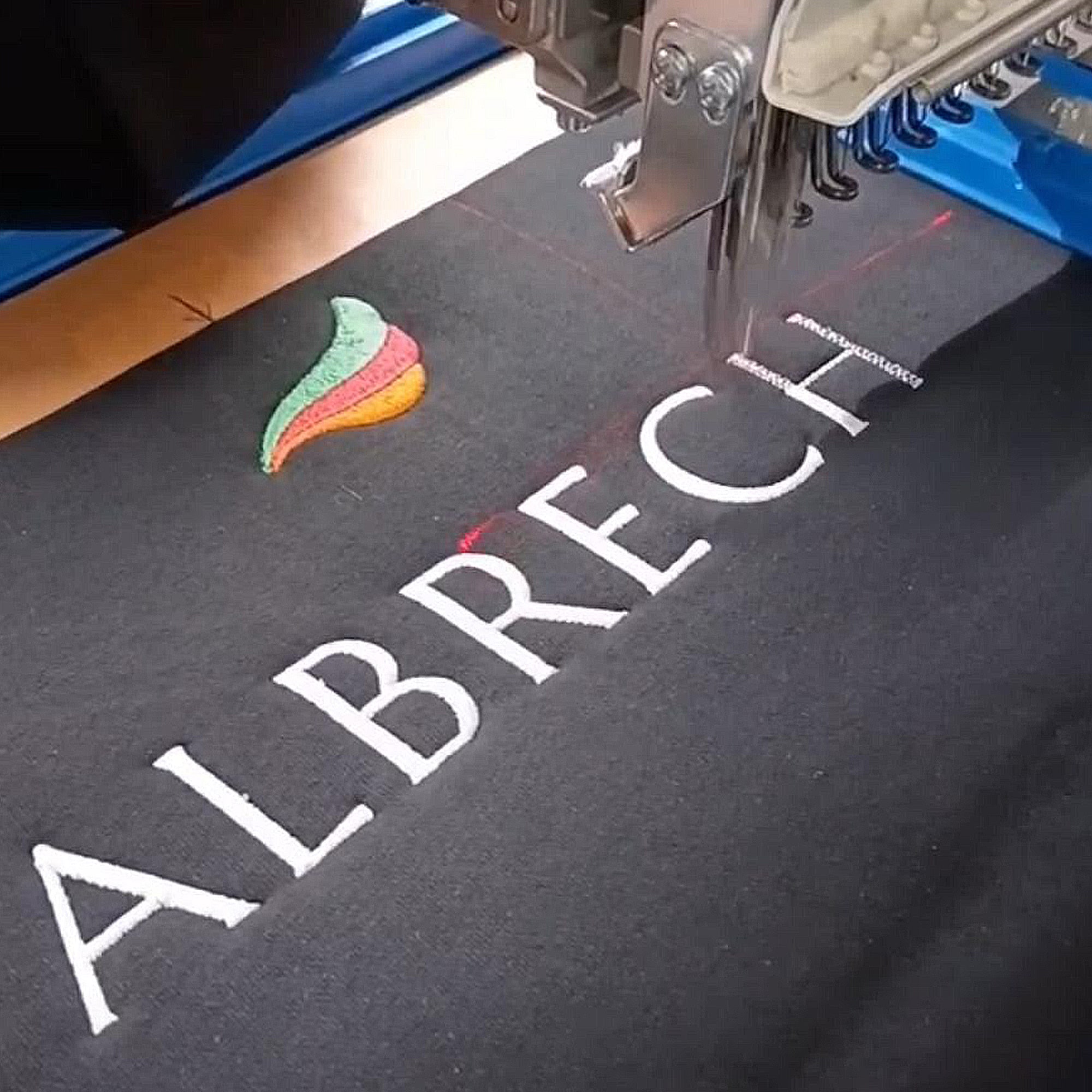 Maschine Bestickt Logo auf Keidungsstück