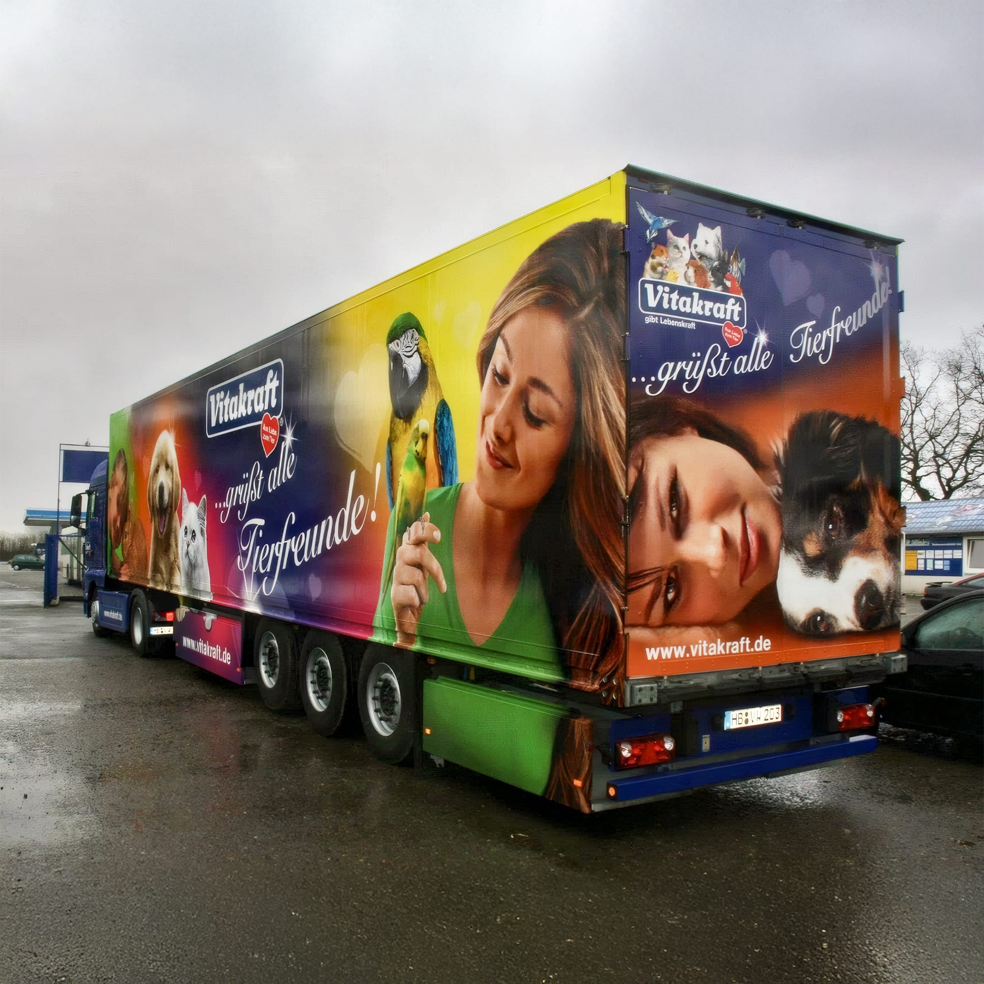 Beispiel der Folierung eines LKW-Anhängers der Marke Vitalkraft