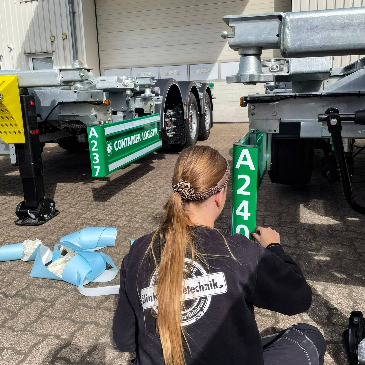 LKW FolierungMitarbeiterin