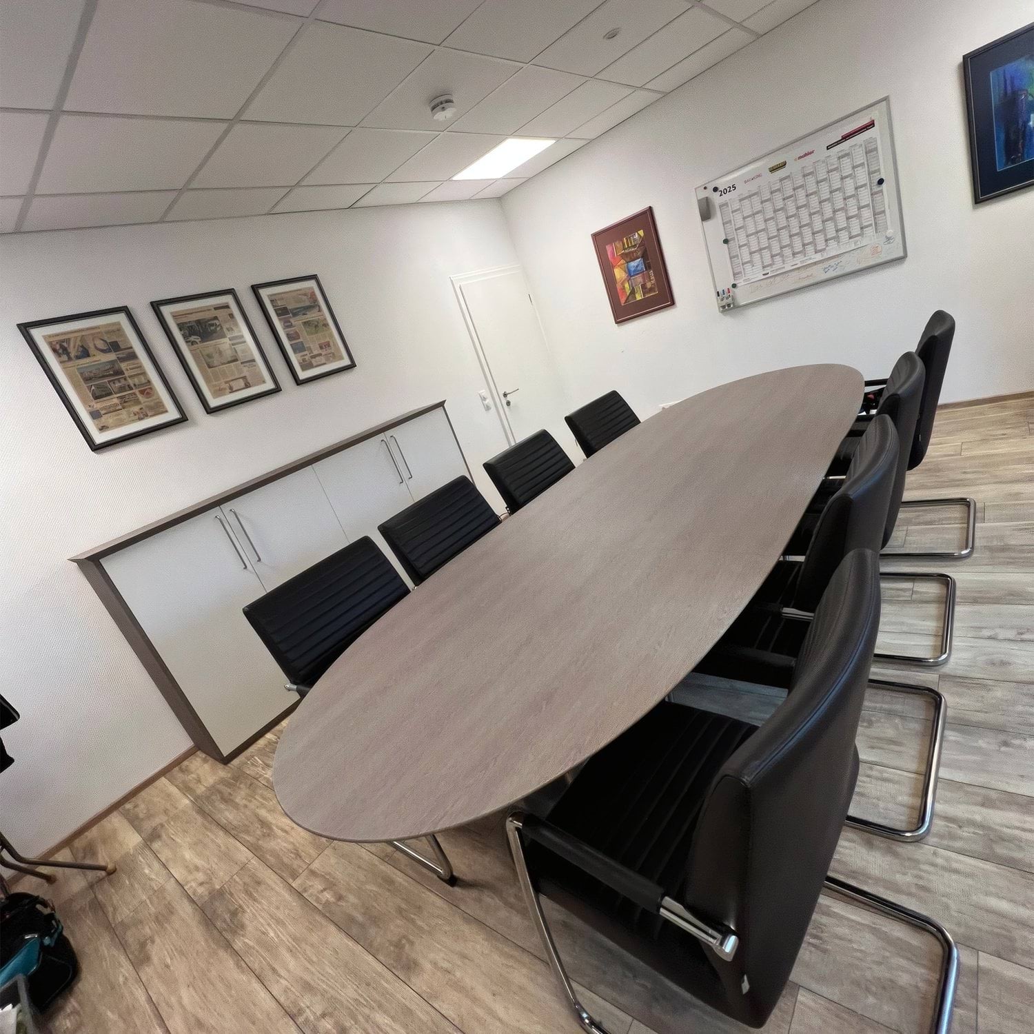 Möbelfolierung Besprechungsraum